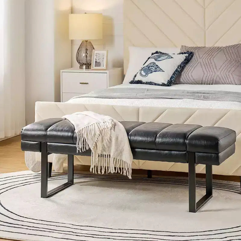 Banc Fritz moderne rembourré capitonné avec pieds en métal|ART OF LIVING DESIGNS
