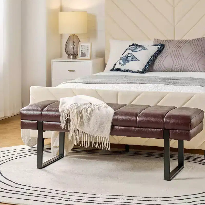Banc Fritz moderne rembourré capitonné avec pieds en métal|ART OF LIVING DESIGNS