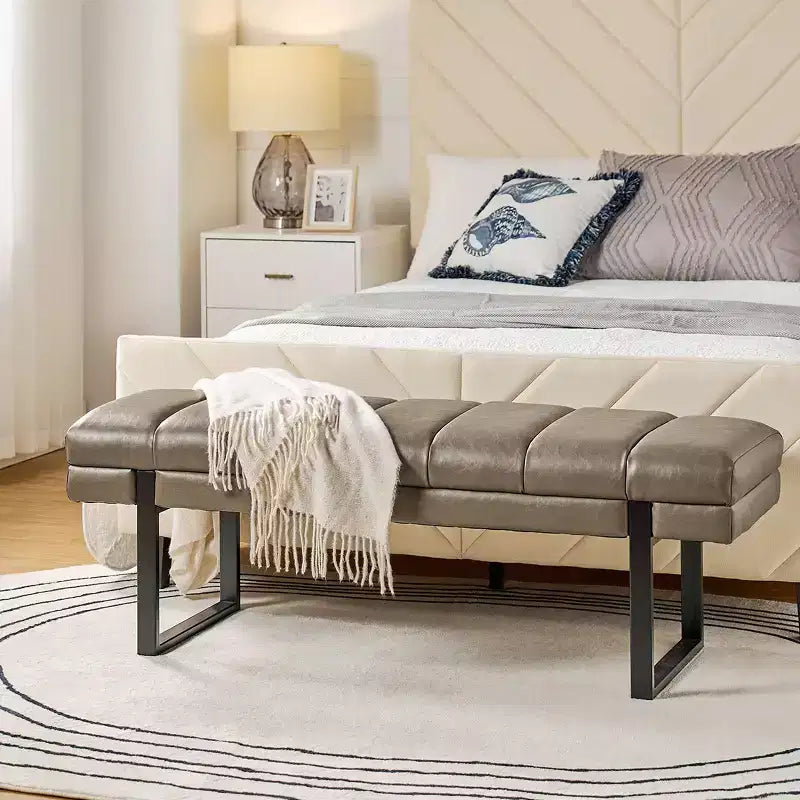 Banc Fritz moderne rembourré capitonné avec pieds en métal|ART OF LIVING DESIGNS