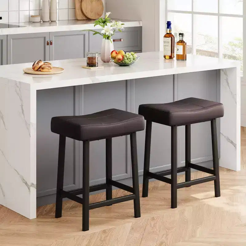 Tabourets de bar en cuir PU de 61 cm, lot de 2, tabourets de bar hauteur comptoir, pieds en métal, sièges épais en forme de selle, tabourets de petit-déjeuner, pour la cuisine