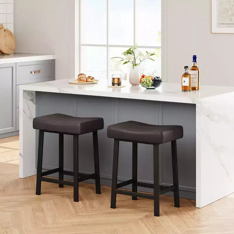 Tabourets de bar en cuir PU de 61 cm, lot de 2, tabourets de bar hauteur comptoir, pieds en métal, sièges épais en forme de selle, tabourets de petit-déjeuner, pour la cuisine