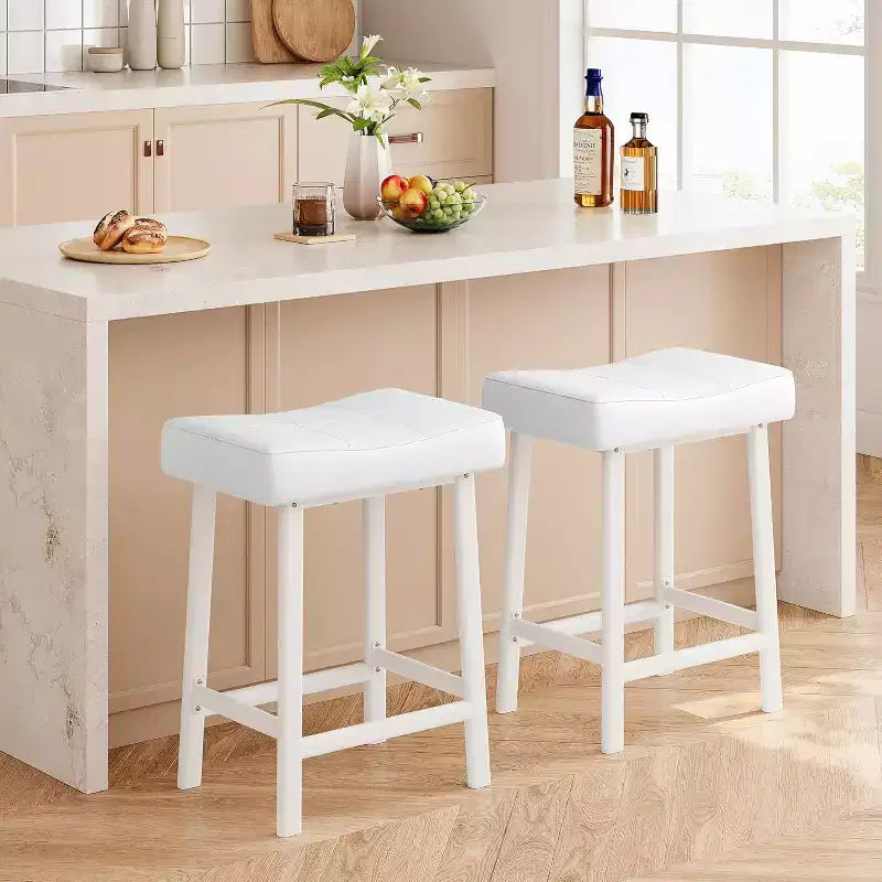 Tabourets de bar en cuir PU de 61 cm, lot de 2, tabourets de bar hauteur comptoir, pieds en métal, sièges épais en forme de selle, tabourets de petit-déjeuner, pour la cuisine