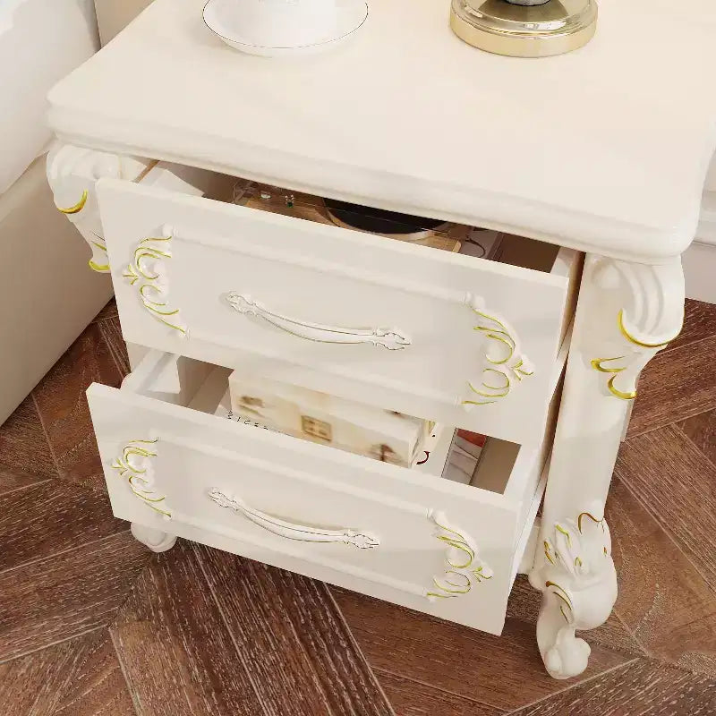 Famapy Table de Chevet Blanche Style Campagne Française avec Deux Tiroirs et Accents Dorés, Sculptures Ornées, Table d'Appoint, Rangement Élégant pour Chambre à Coucher
