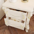 Famapy Table de Chevet Blanche Style Campagne Française avec Deux Tiroirs et Accents Dorés, Sculptures Ornées, Table d'Appoint, Rangement Élégant pour Chambre à Coucher