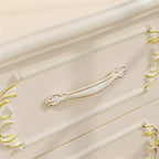 Famapy Table de Chevet Blanche Style Campagne Française avec Deux Tiroirs et Accents Dorés, Sculptures Ornées, Table d'Appoint, Rangement Élégant pour Chambre à Coucher
