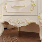 Famapy Table de Chevet Blanche Style Campagne Française avec Deux Tiroirs et Accents Dorés, Sculptures Ornées, Table d'Appoint, Rangement Élégant pour Chambre à Coucher