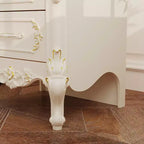 Famapy Table de Chevet Blanche Style Campagne Française avec Deux Tiroirs et Accents Dorés, Sculptures Ornées, Table d'Appoint, Rangement Élégant pour Chambre à Coucher