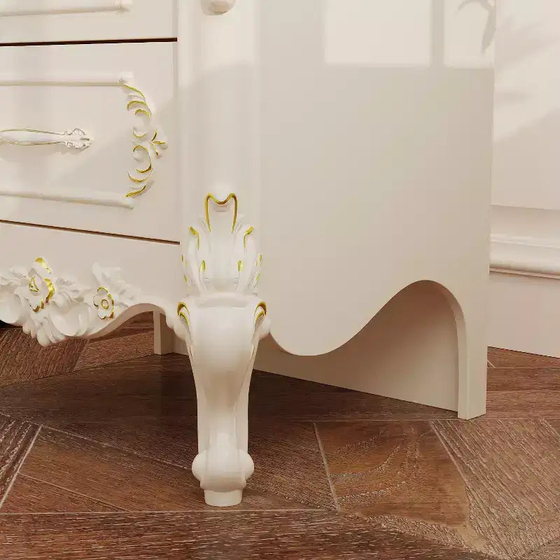 Famapy Table de Chevet Blanche Style Campagne Française avec Deux Tiroirs et Accents Dorés, Sculptures Ornées, Table d'Appoint, Rangement Élégant pour Chambre à Coucher