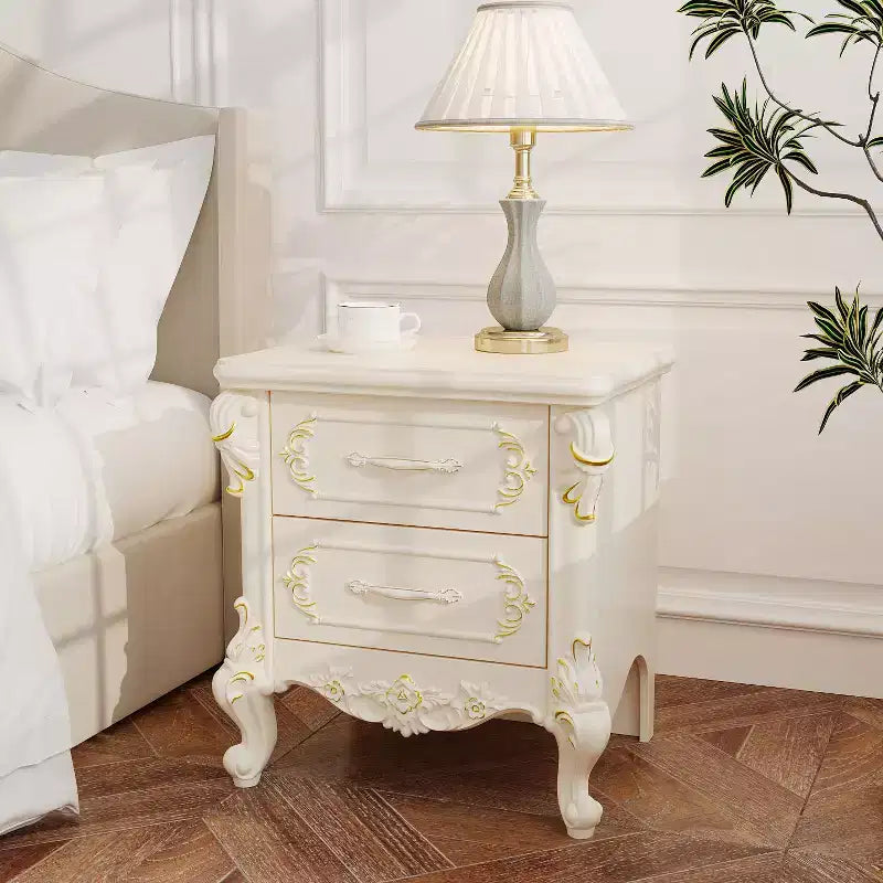 Famapy Table de Chevet Blanche Style Campagne Française avec Deux Tiroirs et Accents Dorés, Sculptures Ornées, Table d'Appoint, Rangement Élégant pour Chambre à Coucher