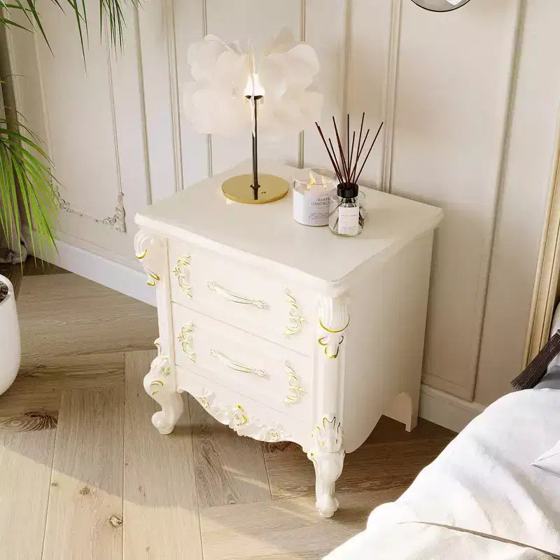 Famapy Table de Chevet Blanche Style Campagne Française avec Deux Tiroirs et Accents Dorés, Sculptures Ornées, Table d'Appoint, Rangement Élégant pour Chambre à Coucher
