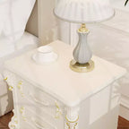 Famapy Table de Chevet Blanche Style Campagne Française avec Deux Tiroirs et Accents Dorés, Sculptures Ornées, Table d'Appoint, Rangement Élégant pour Chambre à Coucher