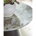 Signature Design by Ashley Table d'appoint Waltnor - Dessus en marbre naturel avec base en bois de manguier, design à matériaux mélangés