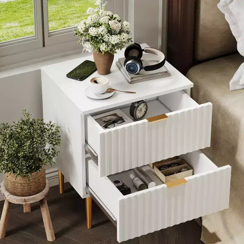 Table de chevet moderne cannelée avec 2 tiroirs, Table d'appoint en bois avec pieds en métal, Table de chevet pour petit espace, Table d'appoint de canapé pour chambre à coucher