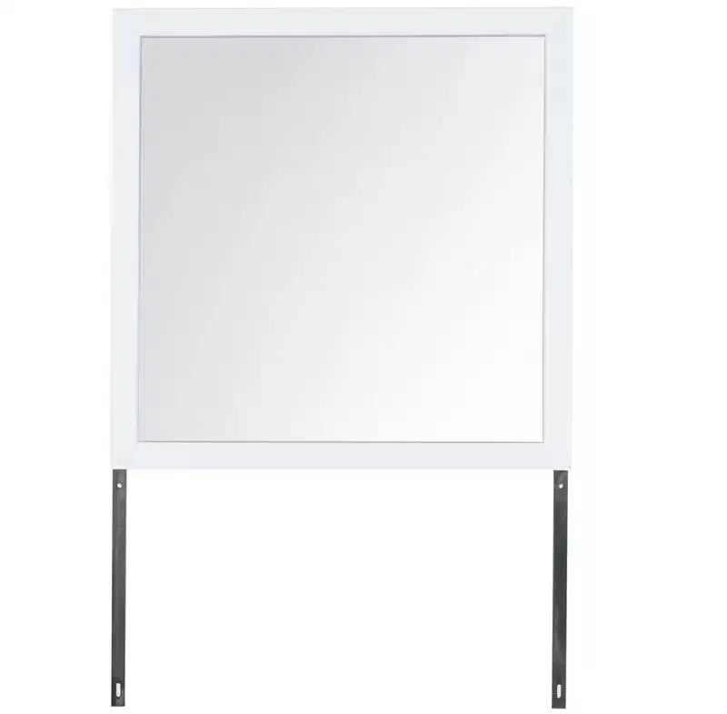 Miroir blanc HomeStock aux lignes épurées et modernes, un accent élégant pour une chambre à coucher au look frais et lumineux