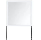 Miroir blanc HomeStock aux lignes épurées et modernes, un accent élégant pour une chambre à coucher au look frais et lumineux