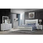 Miroir blanc HomeStock aux lignes épurées et modernes, un accent élégant pour une chambre à coucher au look frais et lumineux