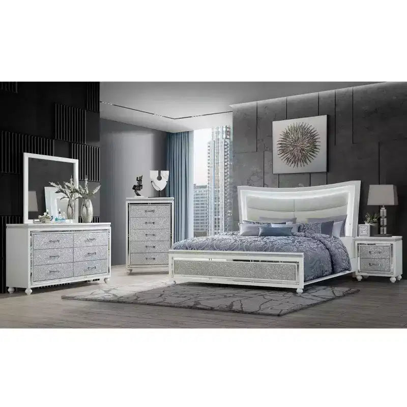 Miroir blanc HomeStock aux lignes épurées et modernes, un accent élégant pour une chambre à coucher au look frais et lumineux