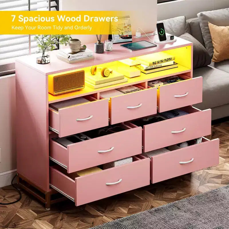Commode de chambre à 7 tiroirs avec support TV, commode de ferme avec station de recharge et lumières LED, coffre de rangement en bois à 7 tiroirs de 120 cm de large, moderne