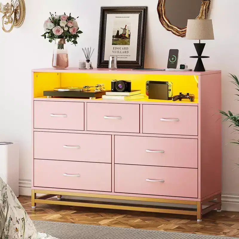 Commode de chambre à 7 tiroirs avec support TV, commode de ferme avec station de recharge et lumières LED, coffre de rangement en bois à 7 tiroirs de 120 cm de large, moderne