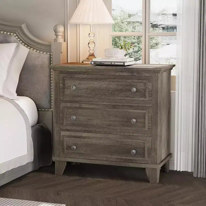 Commode moderne à 3 tiroirs, meuble compact en bois avec poignées métalliques robustes, rangement peu encombrant pour chambre, entrée, couloir