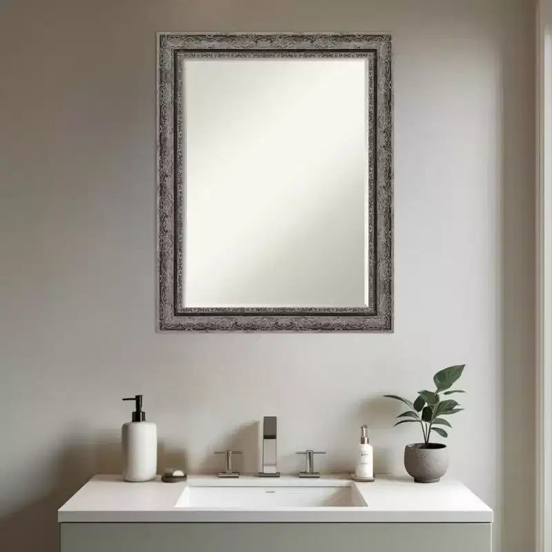 Miroir mural de salle de bain encadré Amanti Art Filigree à biseau d'un demi-pouce
