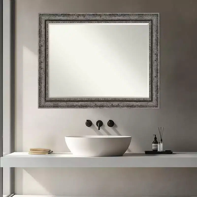 Miroir mural de salle de bain encadré Amanti Art Filigree à biseau d'un demi-pouce