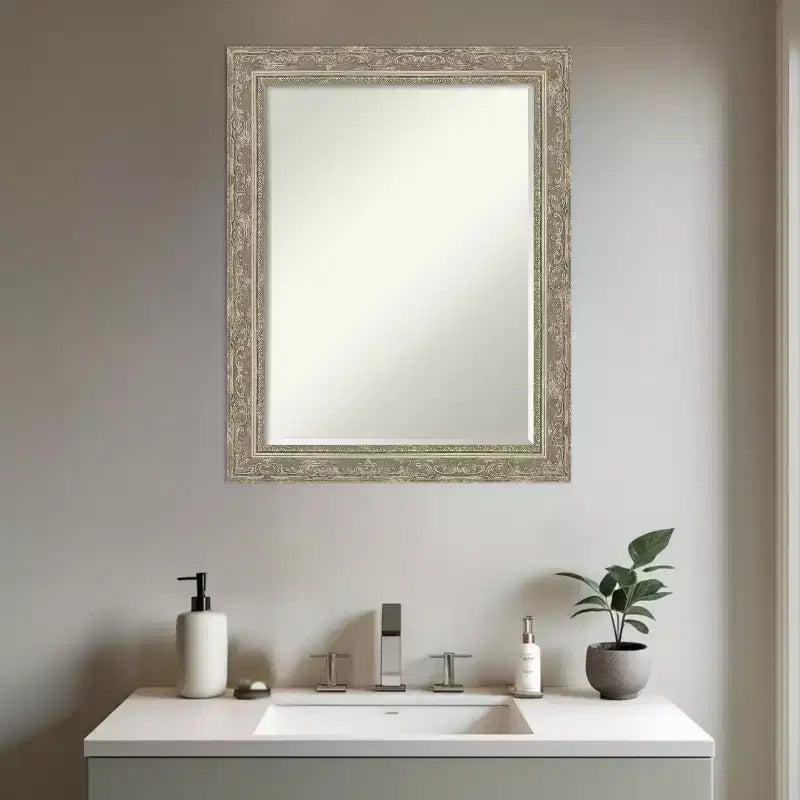 Miroir mural de salle de bain encadré Amanti Art Filigree à biseau d'un demi-pouce
