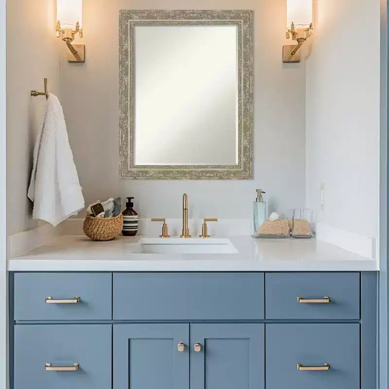 Miroir mural de salle de bain encadré Amanti Art Filigree à biseau d'un demi-pouce