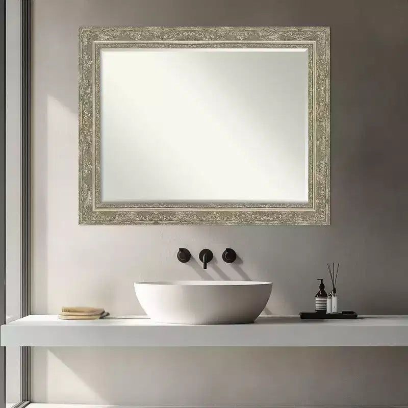 Miroir mural de salle de bain encadré Amanti Art Filigree à biseau d'un demi-pouce