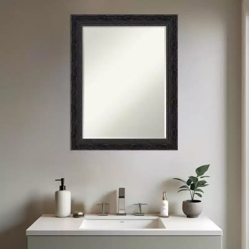 Miroir mural de salle de bain encadré Amanti Art Filigree à biseau d'un demi-pouce
