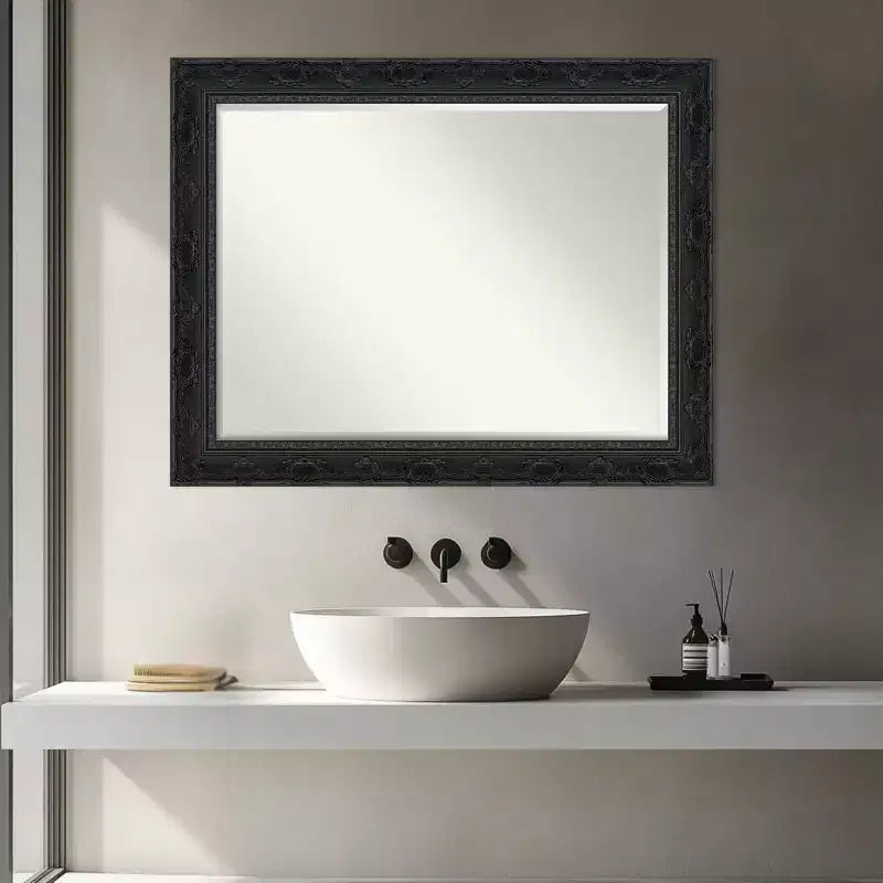Miroir mural de salle de bain encadré Amanti Art Filigree à biseau d'un demi-pouce