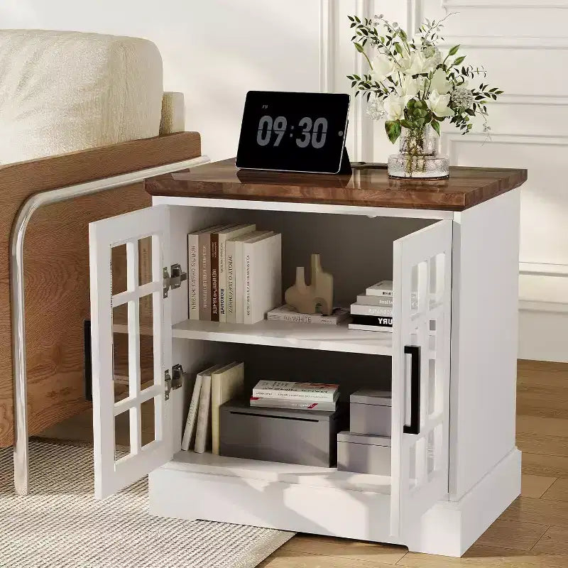 Table de chevet de 61 cm avec station de charge, porte en verre trempé et étagères réglables, table de chevet en bois style ferme