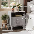 GustoWave Table de Chevet Fermière Cannelée, Lot de 1 ou 2, Tables de Nuit Hautes en Bois, Table d'Appoint avec 2 Tiroirs, Étagère Ouverte et Pieds