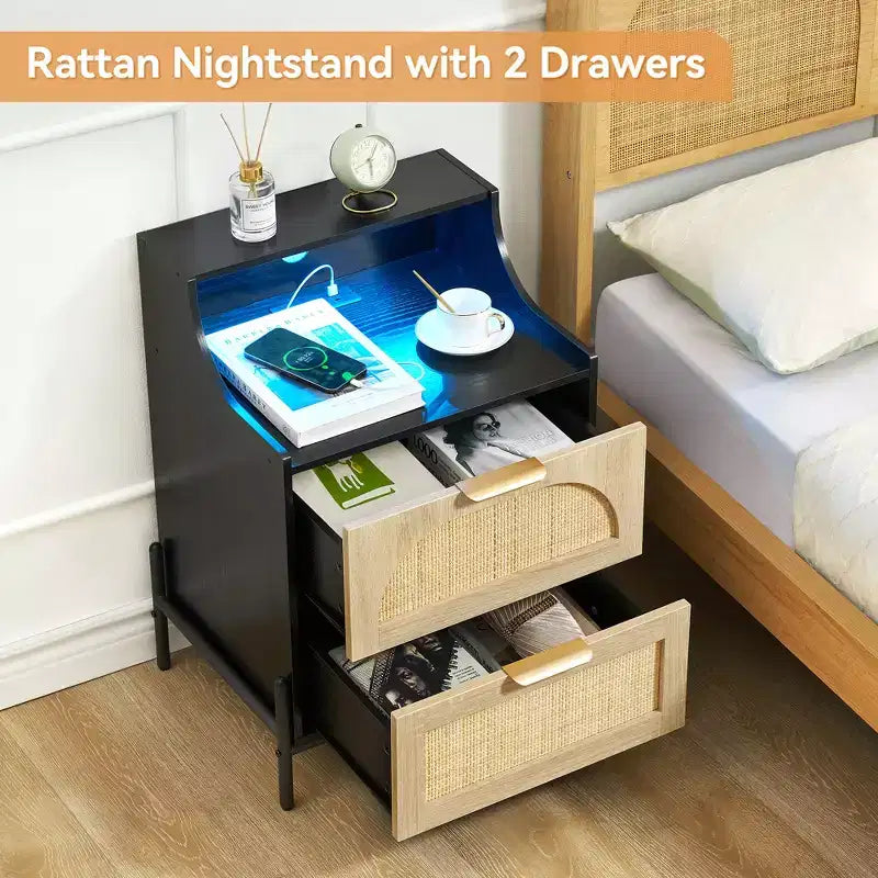 Table de chevet en rotin avec station de charge, Table d'appoint en bois avec 2 tiroirs, Table de canapé pour salon et chambre à coucher