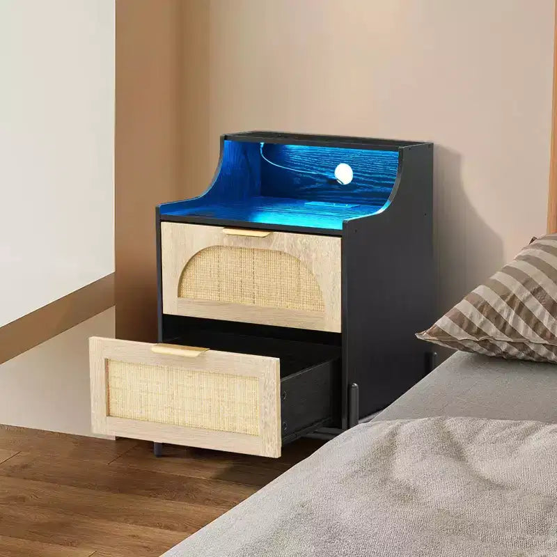 Table de chevet en rotin avec station de charge, Table d'appoint en bois avec 2 tiroirs, Table de canapé pour salon et chambre à coucher