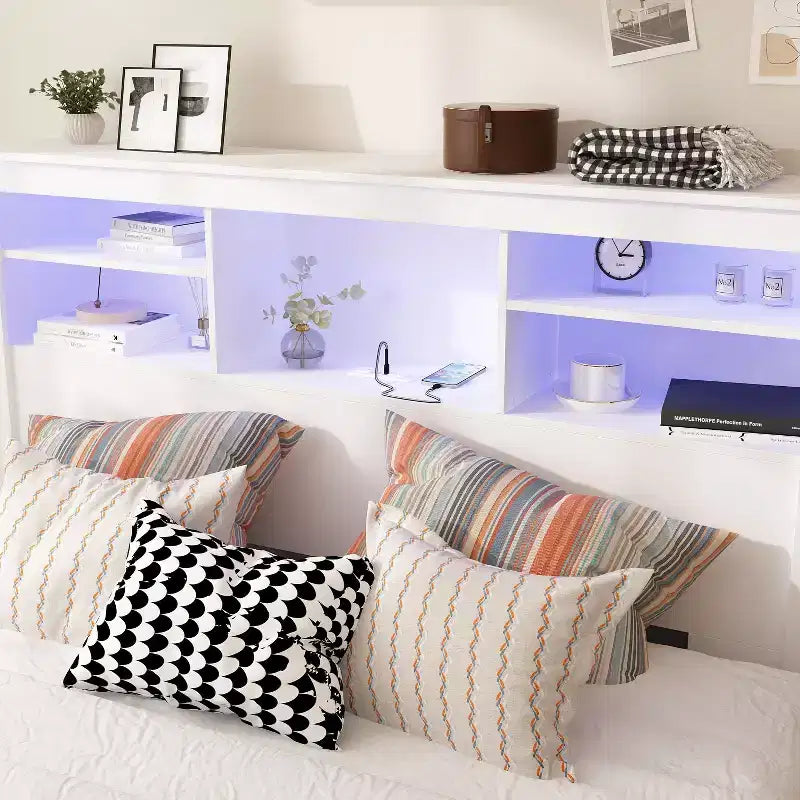 Tête de lit Famapy blanche taille double/grand lit, lumières LED contrôlées par application, étagères réglables, solution de rangement intelligente pour chambre à coucher