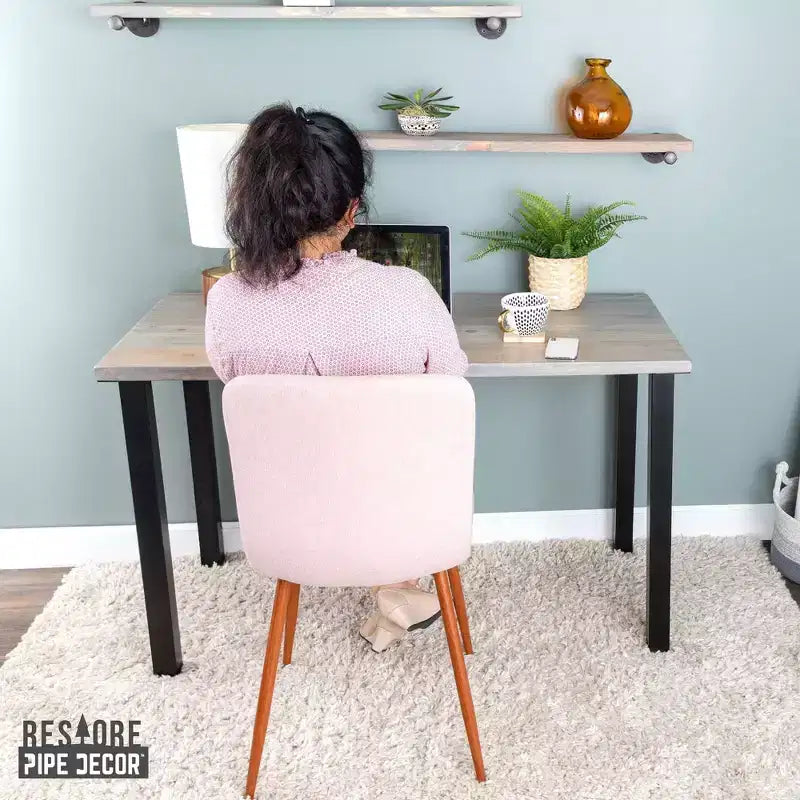 Bureau en bois massif gris Riverstone Skyline Pipe Decor avec pieds surélevés de 71 cm