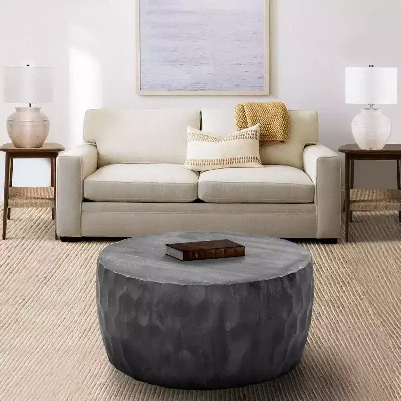 Table basse Royal Hampton Val de 34 pouces en manguier sculpté à la main, forme de tambour rond martelé, nid d'abeille,