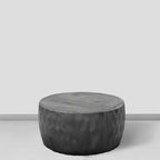 Table basse Royal Hampton Val de 34 pouces en manguier sculpté à la main, forme de tambour rond martelé, nid d'abeille,