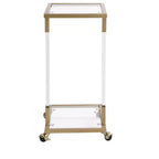 Table d'appoint moderne en verre Okak avec pieds en acrylique, table en forme de C avec base en métal chromé, tables de service pour salon, chambre, balcon