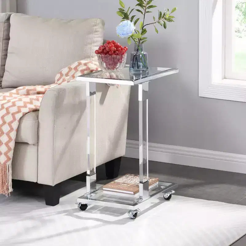 Table d'appoint moderne en verre Okak avec pieds en acrylique, table en forme de C avec base en métal chromé, tables de service pour salon, chambre, balcon