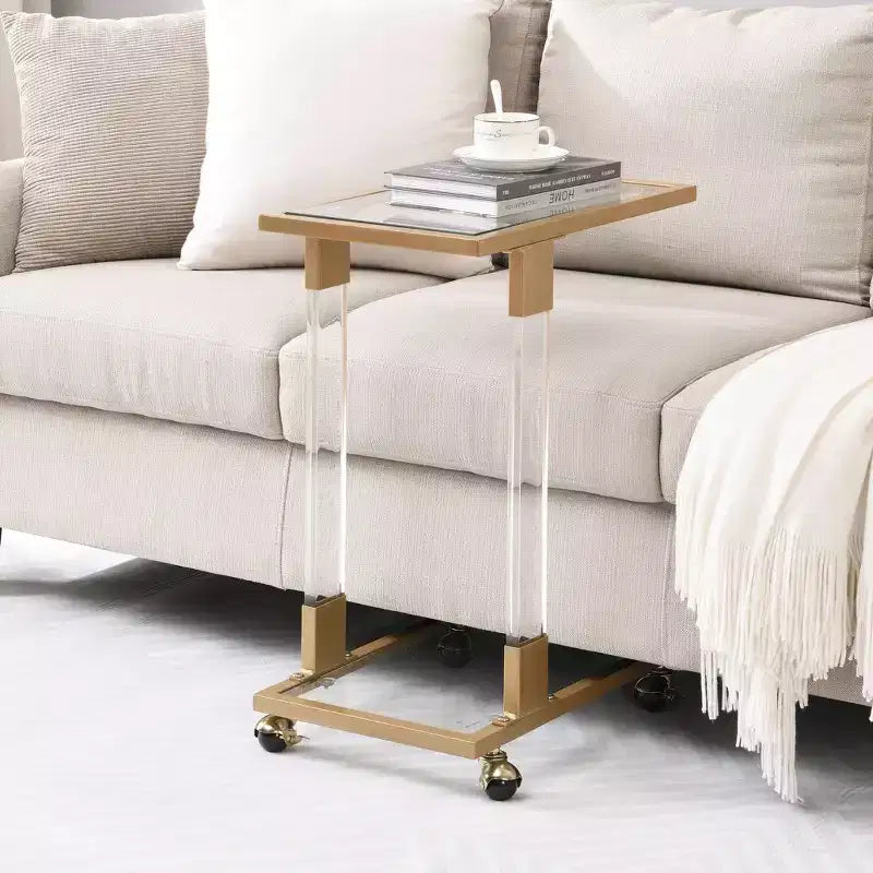 Table d'appoint moderne en verre Okak avec pieds en acrylique, table en forme de C avec base en métal chromé, tables de service pour salon, chambre, balcon
