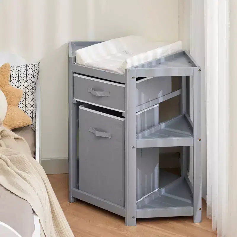 Table à langer d'angle Baby Corner grise avec tiroir de rangement, matelas à langer et panier à linge pour l'organisation de la chambre de bébé