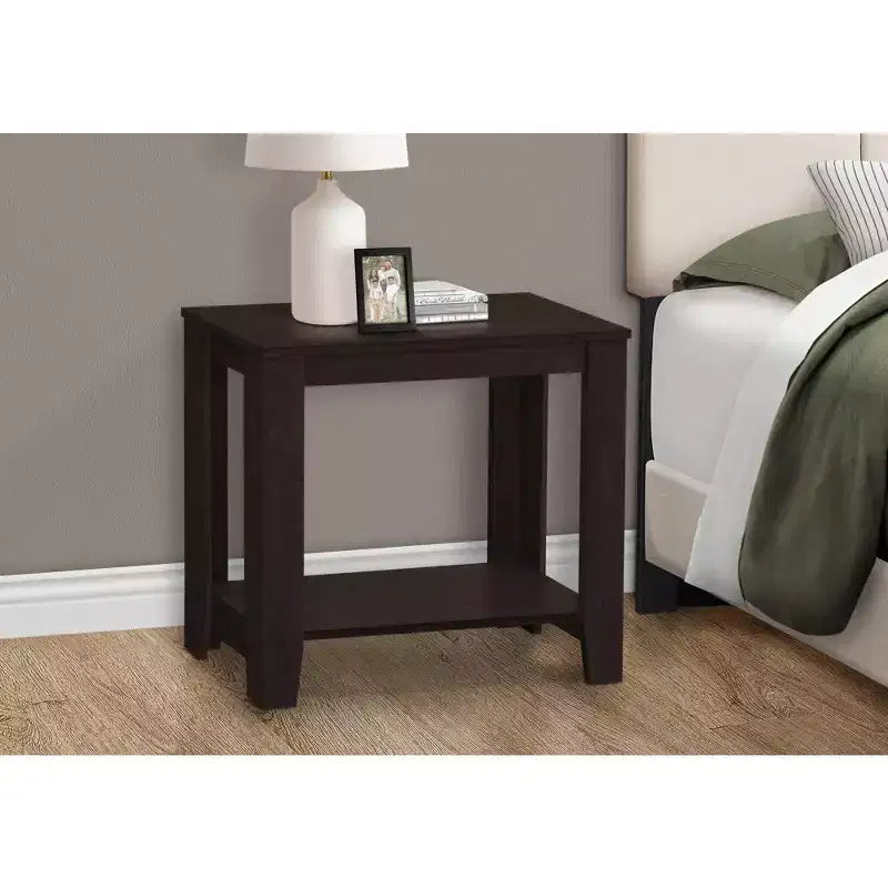 Table d'appoint moderne Okak avec pieds en boucle, table d'extrémité avec étagère de rangement inférieure et plateau épais, table de canapé pour salon