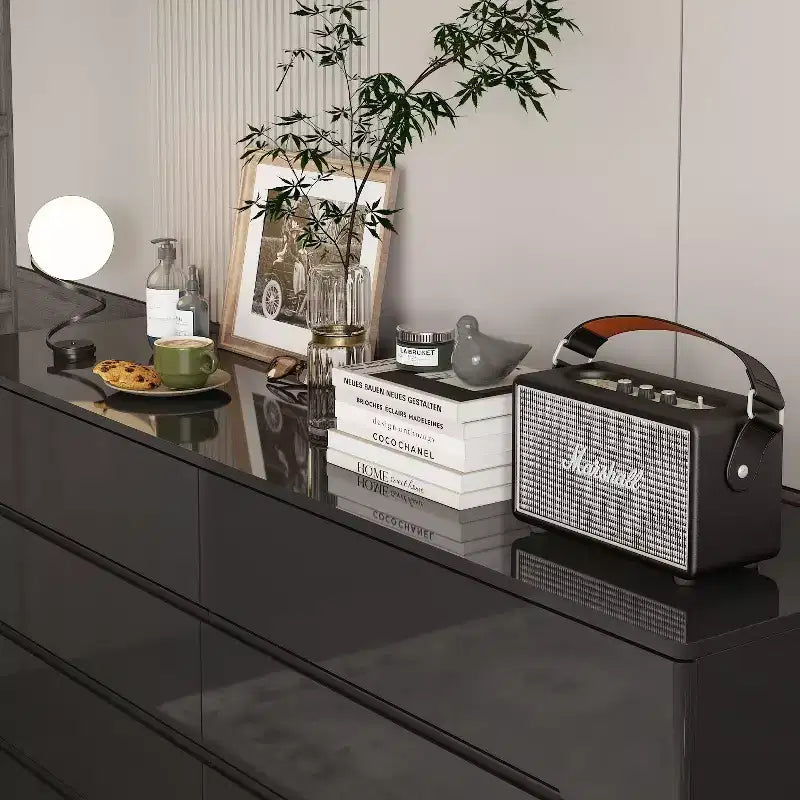 Commode moderne Famapy à 8 tiroirs avec éclairage de base LED, finition brillante et polyvalence multi-pièces, Meuble de rangement, Organisateur élégant pour la maison