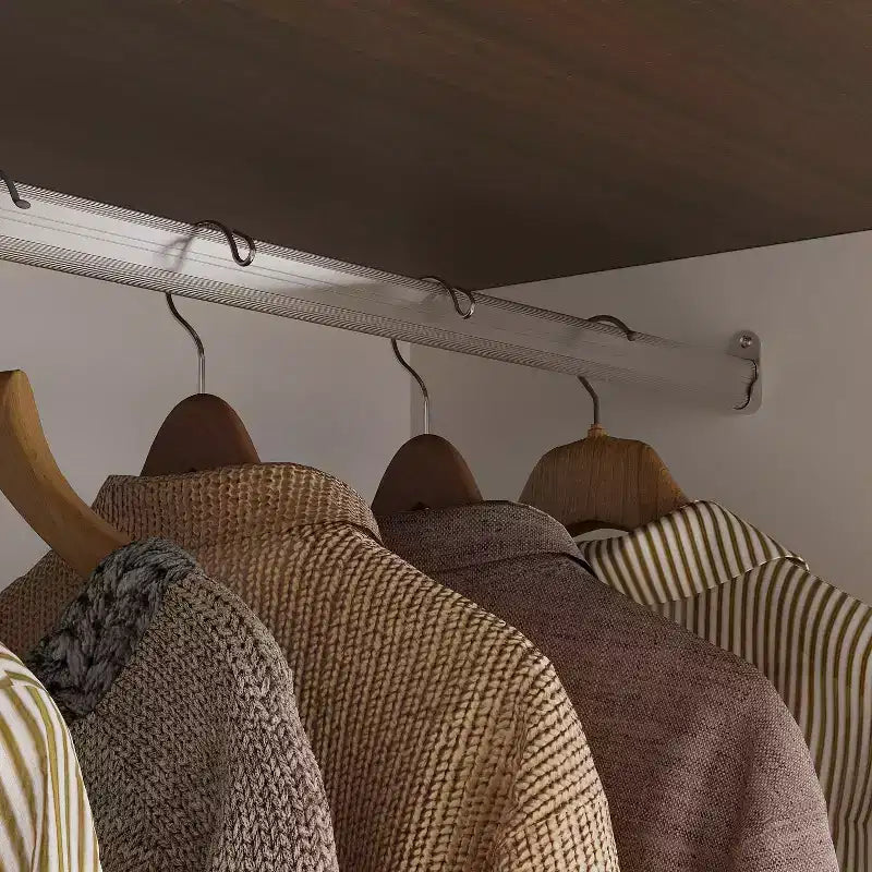 Armoire de chambre Famapy de style ferme, blanche, à 4 portes, avec éclairage LED et tiroirs de rangement