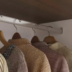 Armoire de chambre Famapy de style ferme, blanche, à 4 portes, avec éclairage LED et tiroirs de rangement