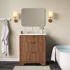 Meuble-lavabo de salle de bain moderne cannelé avec lavabo en céramique intégré, armoire de rangement autoportante avec 3 tiroirs pour salle de bain contemporaine.