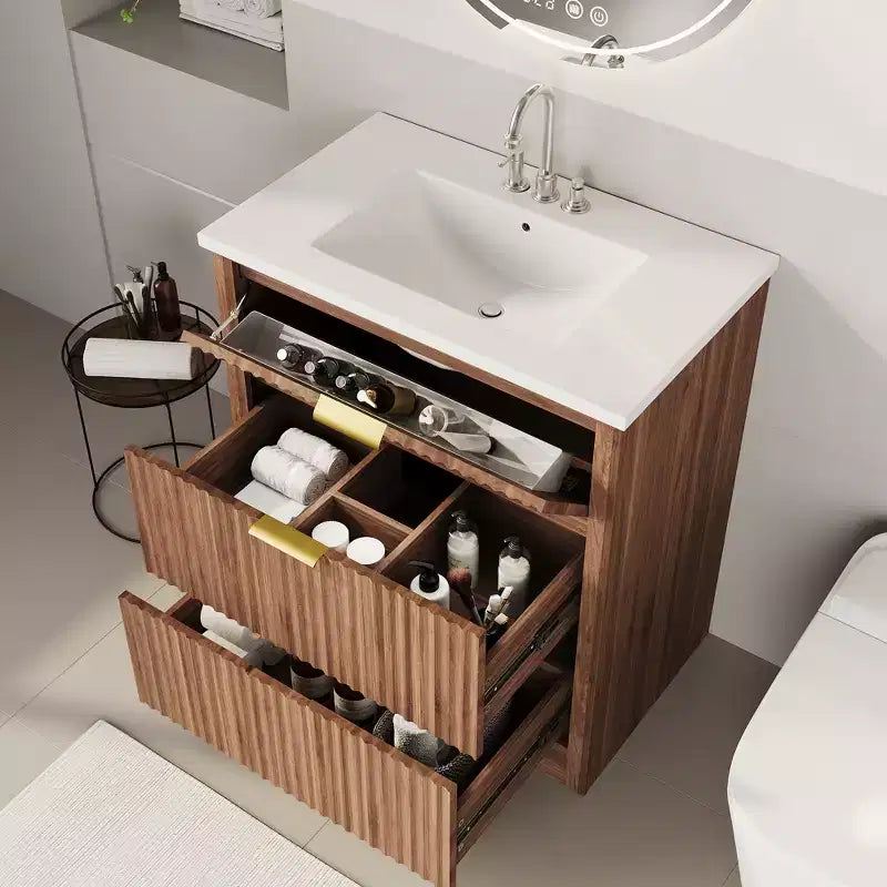 Meuble-lavabo de salle de bain moderne cannelé avec lavabo en céramique intégré, armoire de rangement autoportante avec 3 tiroirs pour salle de bain contemporaine.