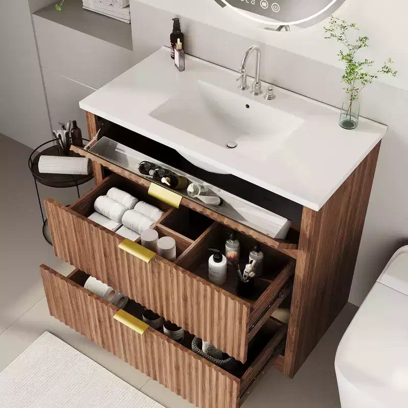 Meuble-lavabo de salle de bain moderne cannelé avec lavabo en céramique intégré, armoire de rangement autoportante avec 3 tiroirs pour salle de bain contemporaine.
